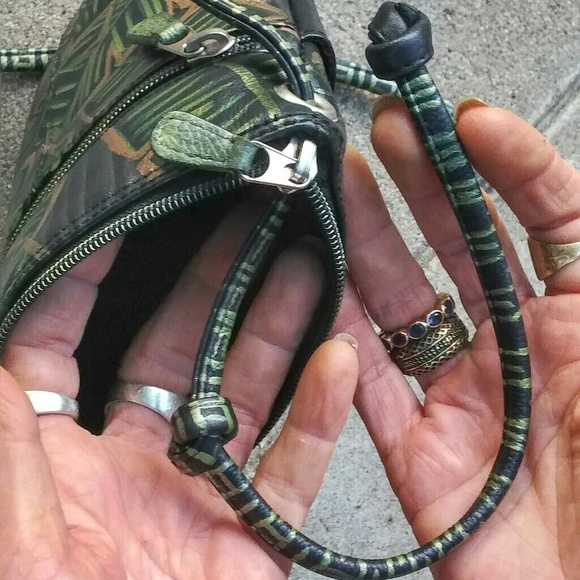 Genuine leather hand painted cross body bag - Picture 4 of 6